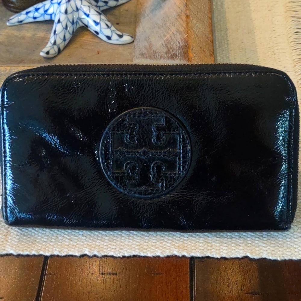 Tory Burch Miller Black Patent Leather Zip Around Continental Wallet EUC